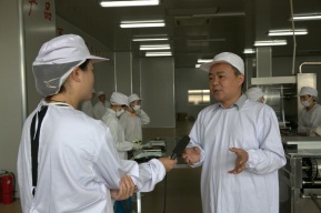 董事长在车间接受省电视台采访